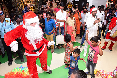 Santa Parade - Holiday Splendour on 25th December 2018